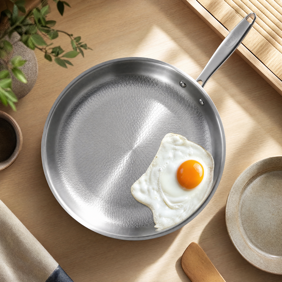 チタンフライパンからするりと滑る目玉焼き